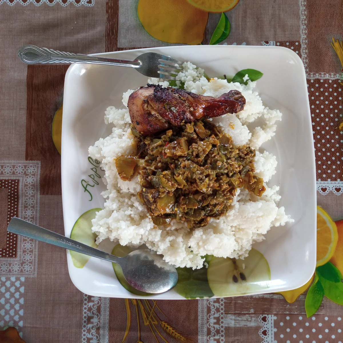 Riz avec sauce gombo et poulet (Standard)