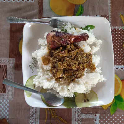 Riz avec sauce gombo et poulet (Standard)