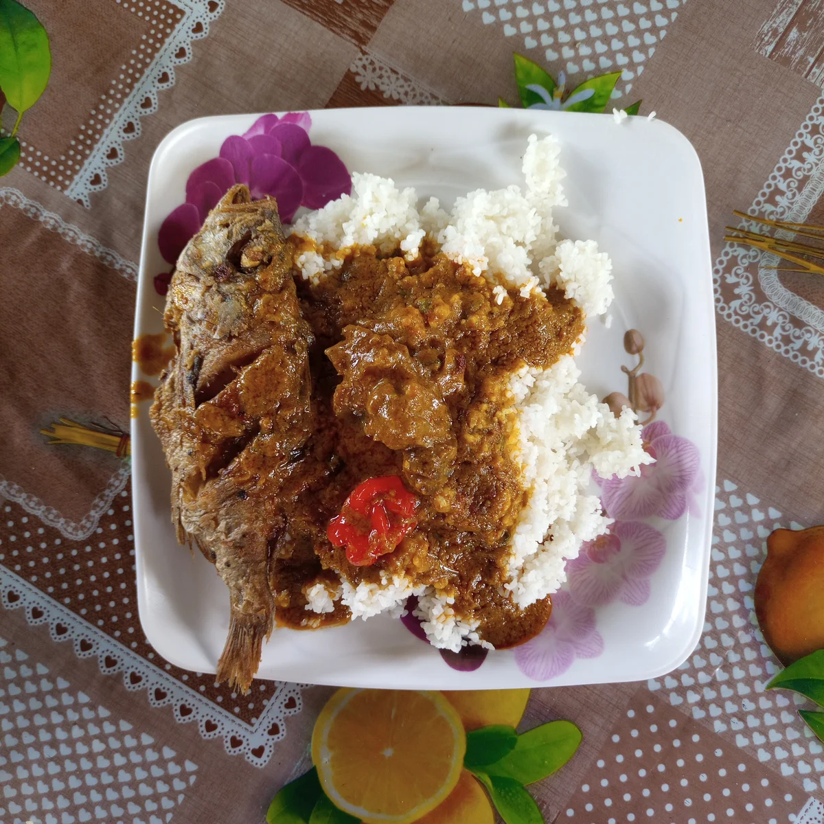 Riz avec sauce graine et poisson (Standard)